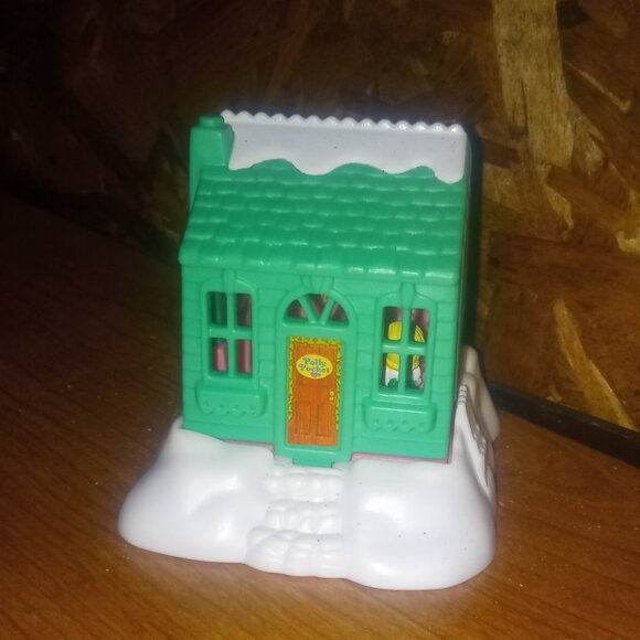 Vintage 1995 Bluebird Polly Pocket Christmas Winter Cabin - Picture 1 of 10